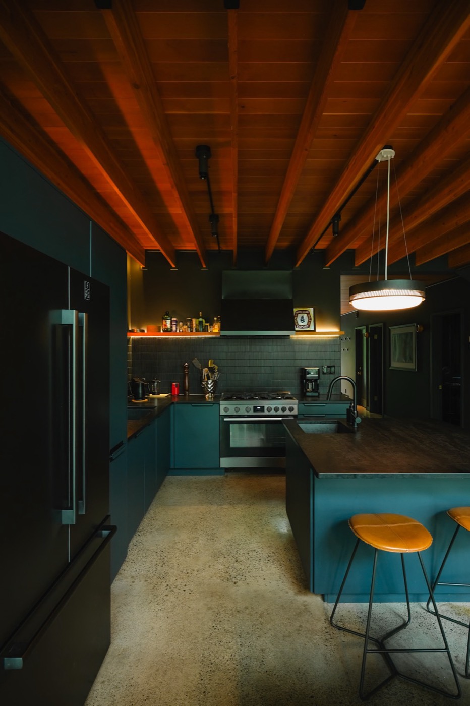 Black Oak Lodge floor-to-ceiling windows overlooking the lake